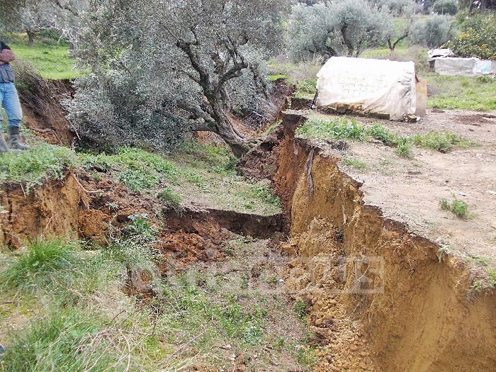 Κόπηκε στα δύο η γη στην Ηλεία - Καθίζηση και κατολισθήσεις από τις βροχές - Φωτογραφία 2