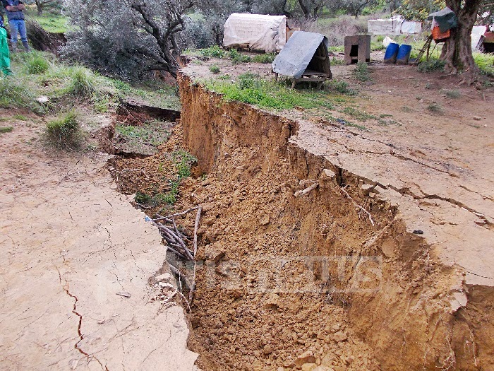 Κόπηκε στα δύο η γη στην Ηλεία - Καθίζηση και κατολισθήσεις από τις βροχές - Φωτογραφία 3