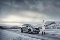 • Η Volvo προβάλει τη σουηδική της ταυτότητα μέσα από μία νέα δυναμική καμπάνια. • Κεντρικά πρόσωπα της καμπάνιας το Νέο Volvo XC60 και ο διάσημος, διεθνής σουηδός ποδοσφαιριστής Ζλάταν Ιμπραΐμοβιτς