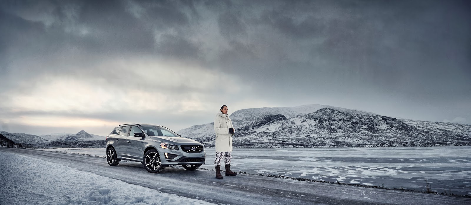 • Η Volvo προβάλει τη σουηδική της ταυτότητα μέσα από μία νέα δυναμική καμπάνια. • Κεντρικά πρόσωπα της καμπάνιας το Νέο Volvo XC60 και ο διάσημος, διεθνής σουηδός ποδοσφαιριστής Ζλάταν Ιμπραΐμοβιτς - Φωτογραφία 1