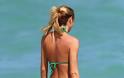 Παραμιλούσε όλη η παραλία μόλις εμφανίστηκε η Candice Swanepoel με το μικροσκοπικό μπικίνι της - Φωτογραφία 2