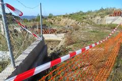 Ηλεία: «Φεύγει» το προαύλιο του δημοτικού σχολείου - Απειλείται κατοικία