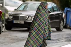 Στο κέντρο του Ηρακλείου άστεγος ... τυλιγμένος με κουβέρτα...
