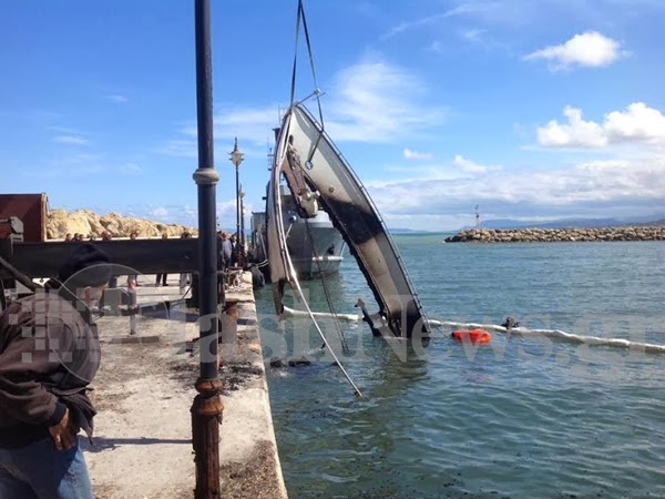 Δείτε τι απέμεινε από τη φλεγόμενη θαλαμηγό που βυθίστηκε στο Λιμάνι του Κολυμπαρίου - Φωτογραφία 1