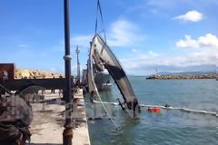 Δείτε τι απέμεινε από τη φλεγόμενη θαλαμηγό που βυθίστηκε στο Λιμάνι του Κολυμπαρίου