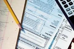 Τι φόρο θα πληρώσουν μισθωτοί, συνταξιούχοι, ελεύθεροι επαγγελματίες και αγρότες ανάλογα με τα εισοδήματά τους [πίνακες]