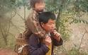 Καθημερινά, πατέρας κουβαλάει στην πλάτη το παιδί του για 30 χιλιόμετρα και το πηγαίνει στο σχολείο!