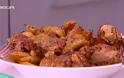 Κοτόπουλο με πατάτες – Ο Άκης Πετρετζίκης φτιάχνει την πιο παραδοσιακή συνταγή