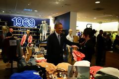 Obama: Ψωνίζοντας για τη Michelle και τις κόρες του