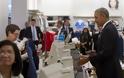 Obama: Ψωνίζοντας για τη Michelle και τις κόρες του - Φωτογραφία 6