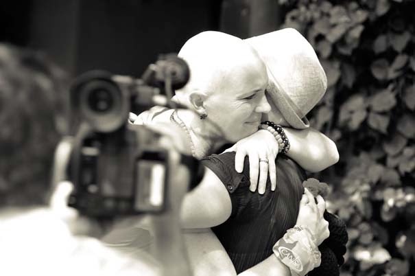 Όταν οι φίλες μιας γυναίκας έμαθαν ότι πάσχει από καρκίνο, έκαναν κάτι που θα σας κάνει να δακρύσετε… [photos+video] - Φωτογραφία 5