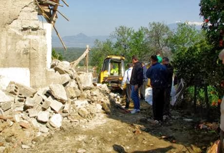 Αιτωλοακαρνανία: Τραγωδία στη Γραμματικού Μακρυνείας - Δυο άνδρες καταπλακώθηκαν από τα χαλάσματα τοίχου - Φωτογραφία 1