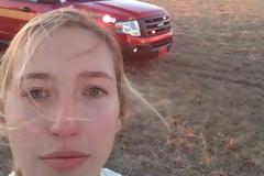 Βγάζει selfie και πίσω της σκάει το αεροπλάνο στον διάδρομο! [photos]