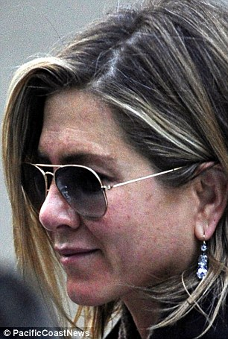 Η Τζένιφερ Ανιστον κατακόκκινη και γεμάτη σημάδια, βγαίνει από ινστιτούτο - Φωτογραφία 2