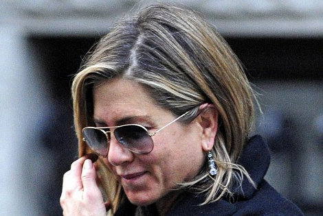 Η Τζένιφερ Ανιστον κατακόκκινη και γεμάτη σημάδια, βγαίνει από ινστιτούτο - Φωτογραφία 3