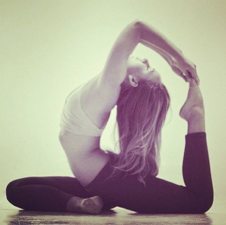 Η Ρόζι Χάντινγκτον Γουάτλι σε… ακροβατικές αποστολές στο πιλάτες - Φωτογραφία 4