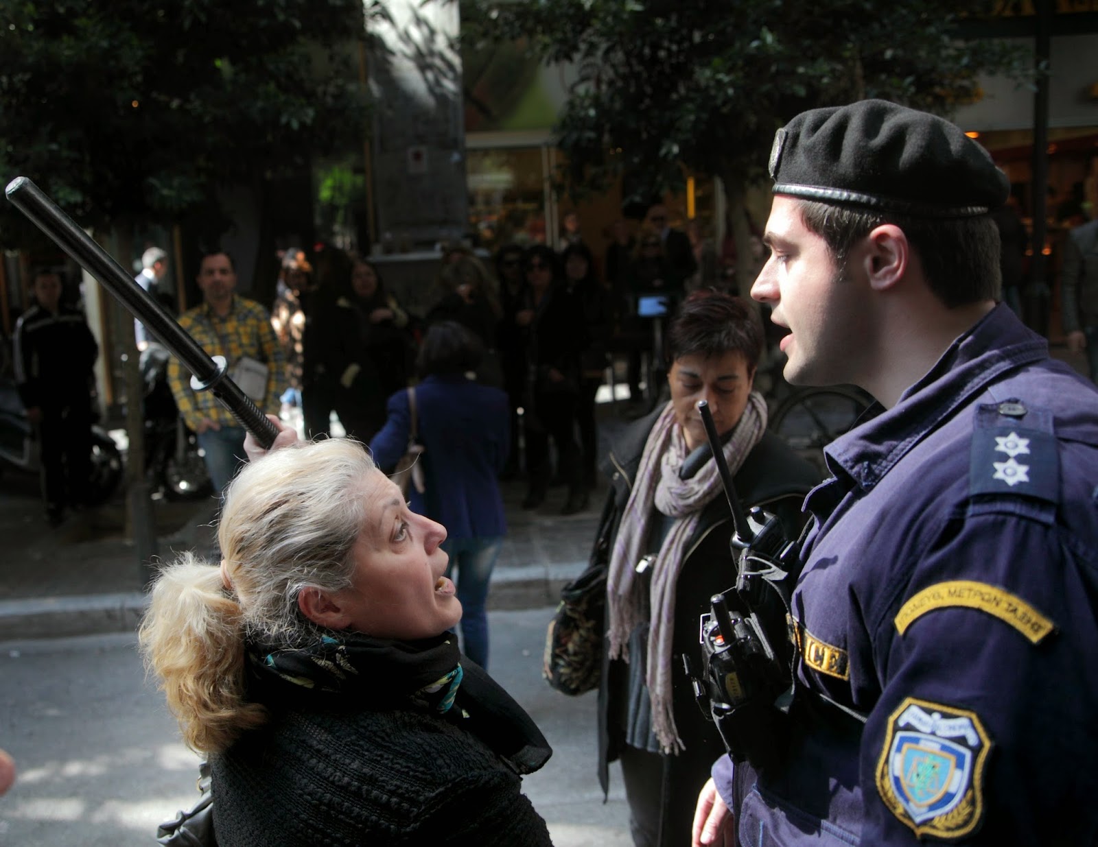 Οι καθαρίστριες αγρίεψαν - Μία πήρε το γκλομπ αστυνομικού έξω από το ΥΠΟΙΚ - Φωτογραφία 3