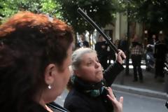 Οι καθαρίστριες αγρίεψαν - Μία πήρε το γκλομπ αστυνομικού έξω από το ΥΠΟΙΚ