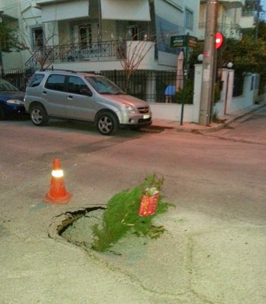 Λακούβα στο Γέρακα αποτελεί μεγάλο κίνδυνο. Δείτε φωτογραφίες - Φωτογραφία 2