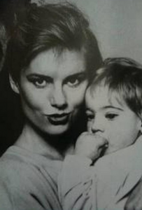 Η πανέμορφη μαμά της Τζούλιας Αλεξανδράτου - Φωτογραφία 3