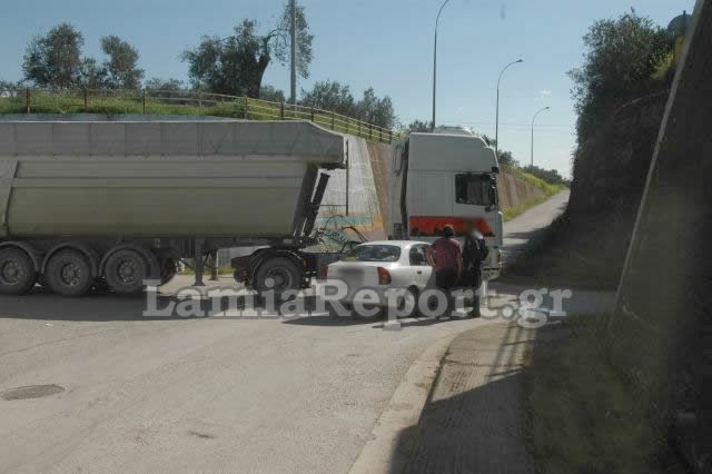 Φορτηγό συγκρούστηκε με ΙΧ στη Στυλίδα - Φωτογραφία 1
