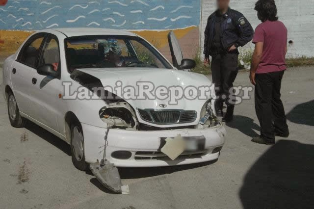 Φορτηγό συγκρούστηκε με ΙΧ στη Στυλίδα - Φωτογραφία 2