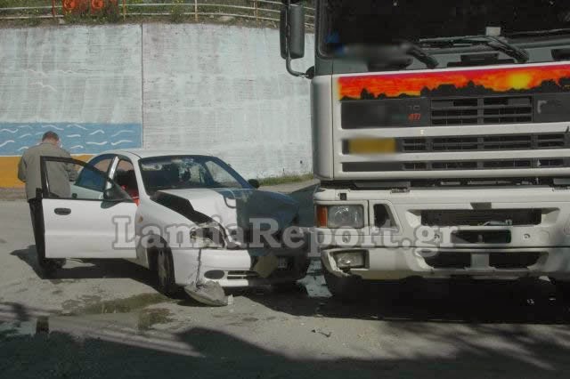 Φορτηγό συγκρούστηκε με ΙΧ στη Στυλίδα - Φωτογραφία 4