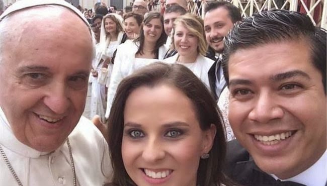 Στη μόδα των selfie έπεσε μέχρι και ο Πάπας! - Φωτογραφία 2
