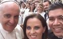 Στη μόδα των selfie έπεσε μέχρι και ο Πάπας!