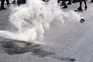 Χρήση δακρυγόνων έξω από το πολιτικό γραφείο του Κυριάκου Μητσοτάκη στο Παγκράτι - Φωτογραφία 1
