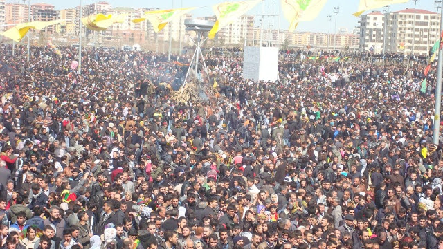 Νεβρόζ 2012: Η φωτιά της Ελευθερίας και του Αγώνα των Κούρδων όχι μόνο δεν σβήνει αλλά μεγαλώνει! - Φωτογραφία 13