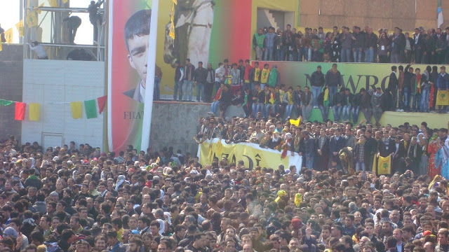 Νεβρόζ 2012: Η φωτιά της Ελευθερίας και του Αγώνα των Κούρδων όχι μόνο δεν σβήνει αλλά μεγαλώνει! - Φωτογραφία 15