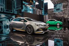 Βραβείο Δημιουργικότητας για την Opel στο φετινό Σαλόνι της Γενεύης. Η οικοδέσποινα της Opel, Chantal Breitinger, αναδεικνύεται Miss Auto Salon 2014