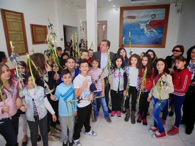 Μαθητές του 8ου δημοτικού σχολείου Ηρακλείου καλωσόρισαν την Άνοιξη με κάλαντα στην Περιφέρεια Κρήτης - Φωτογραφία 1
