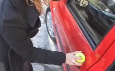 Πως να ξεκλειδώσετε την πόρτα του αυτοκινήτου σας με ένα μπαλάκι του τένις! - Φωτογραφία 1