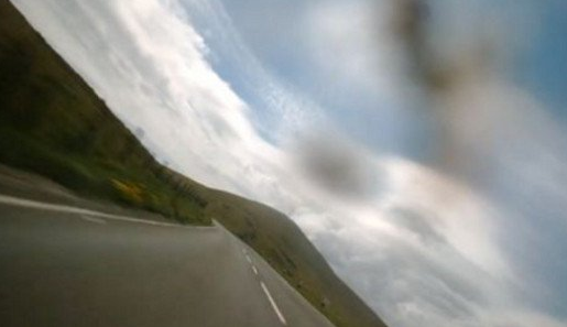 Καμέρα σε κράνος καταγράφει: Τρέχοντας με ιλιγγιώδη ταχύτητα στην πιο επικίνδυνη πίστα μοτοσικλέτας του κόσμου [video] - Φωτογραφία 1
