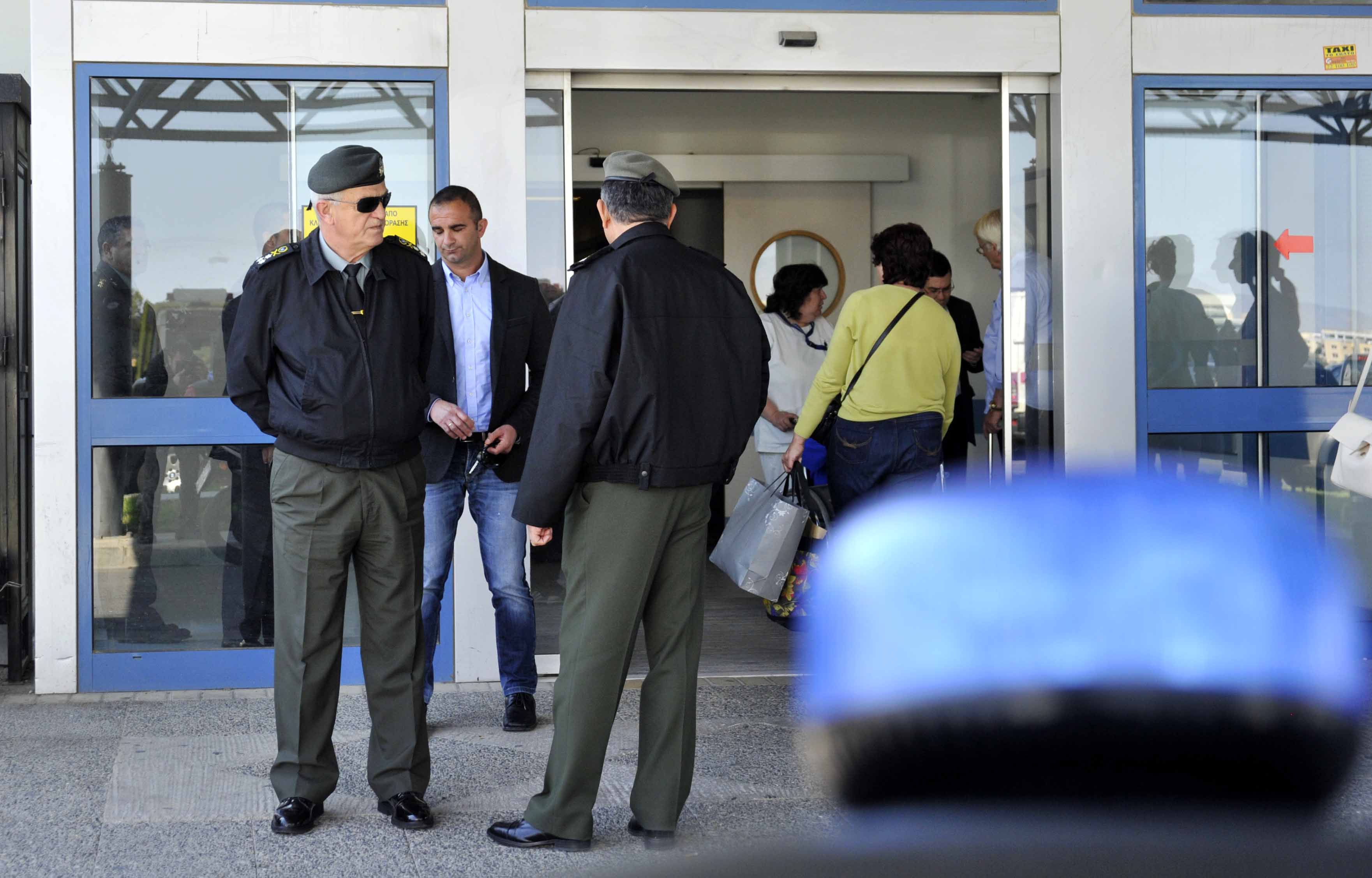 Δίνει μάχη για τη ζωή του -  Σε εξαιρετικά κρίσιμη κατάσταση παραμένει ο Τ. Μητσόπουλος - Φωτογραφία 3