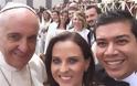 Μέσα σε όλα ο Πάπας! Δείτε τη νέα του selfie!