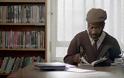 Ένα συγκινητικό βίντεο: Αναλφάβητος ηλικιωμένος μαθαίνει γράμματα μόνο για να διαβάσει το βιβλίο του γιου του!