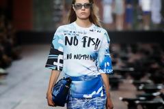 Spring trend: Οι σχεδιαστές επιλέγουν τις λέξεις στα ρούχα τους