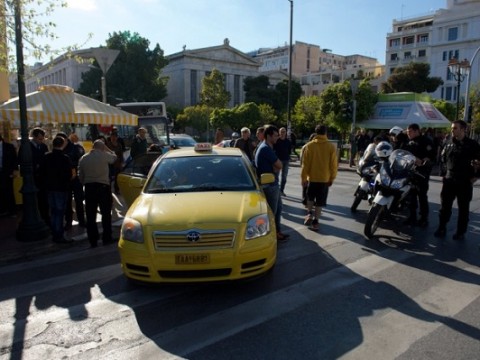 Το μωράκι βιαζόταν – Γυναίκα γέννησε μέσα σε ταξί στην Ακαδημίας! [εικόνες] - Φωτογραφία 2