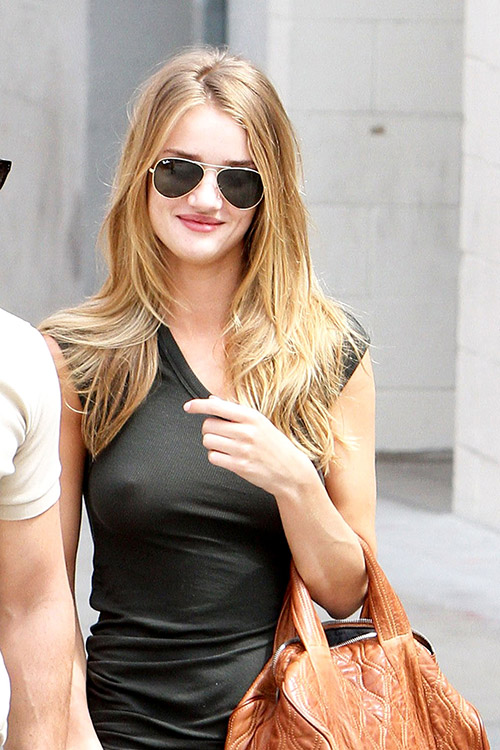 Rosie Huntington: Για άλλη μια φορά braless - Φωτογραφία 7