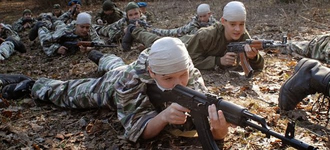 Ο λιλιπούτειος στρατός του Πούτιν -Παιδιά πέντε ετών εκπαιδεύονται με καλάσνικοφ και χειροβομβίδες για να πολεμούν για την πατρίδα τους [εικόνες] - Φωτογραφία 1