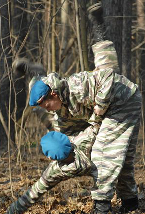 Ο λιλιπούτειος στρατός του Πούτιν -Παιδιά πέντε ετών εκπαιδεύονται με καλάσνικοφ και χειροβομβίδες για να πολεμούν για την πατρίδα τους [εικόνες] - Φωτογραφία 10