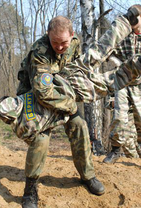 Ο λιλιπούτειος στρατός του Πούτιν -Παιδιά πέντε ετών εκπαιδεύονται με καλάσνικοφ και χειροβομβίδες για να πολεμούν για την πατρίδα τους [εικόνες] - Φωτογραφία 11