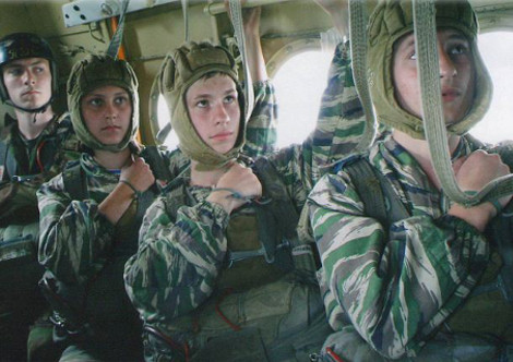 Ο λιλιπούτειος στρατός του Πούτιν -Παιδιά πέντε ετών εκπαιδεύονται με καλάσνικοφ και χειροβομβίδες για να πολεμούν για την πατρίδα τους [εικόνες] - Φωτογραφία 15