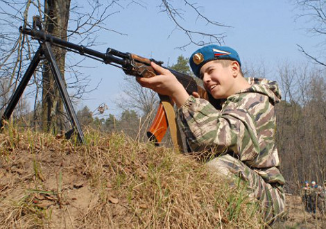 Ο λιλιπούτειος στρατός του Πούτιν -Παιδιά πέντε ετών εκπαιδεύονται με καλάσνικοφ και χειροβομβίδες για να πολεμούν για την πατρίδα τους [εικόνες] - Φωτογραφία 16