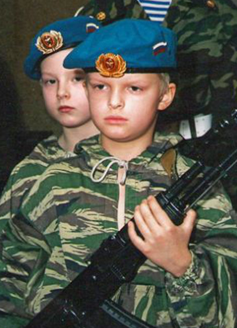 Ο λιλιπούτειος στρατός του Πούτιν -Παιδιά πέντε ετών εκπαιδεύονται με καλάσνικοφ και χειροβομβίδες για να πολεμούν για την πατρίδα τους [εικόνες] - Φωτογραφία 4