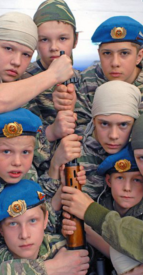 Ο λιλιπούτειος στρατός του Πούτιν -Παιδιά πέντε ετών εκπαιδεύονται με καλάσνικοφ και χειροβομβίδες για να πολεμούν για την πατρίδα τους [εικόνες] - Φωτογραφία 7