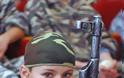 Ο λιλιπούτειος στρατός του Πούτιν -Παιδιά πέντε ετών εκπαιδεύονται με καλάσνικοφ και χειροβομβίδες για να πολεμούν για την πατρίδα τους [εικόνες] - Φωτογραφία 3